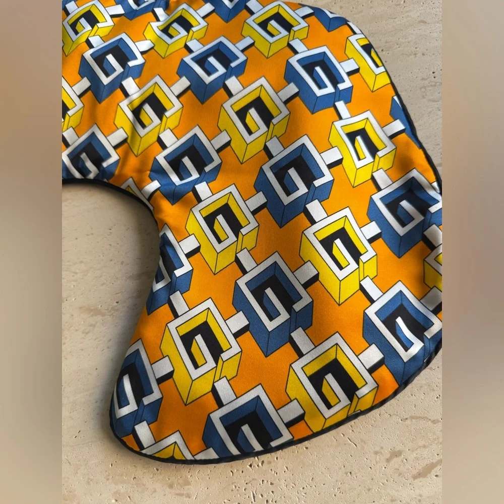 NWB Gucci Geometric G Print Silk Travel Inflatable Pillow💝